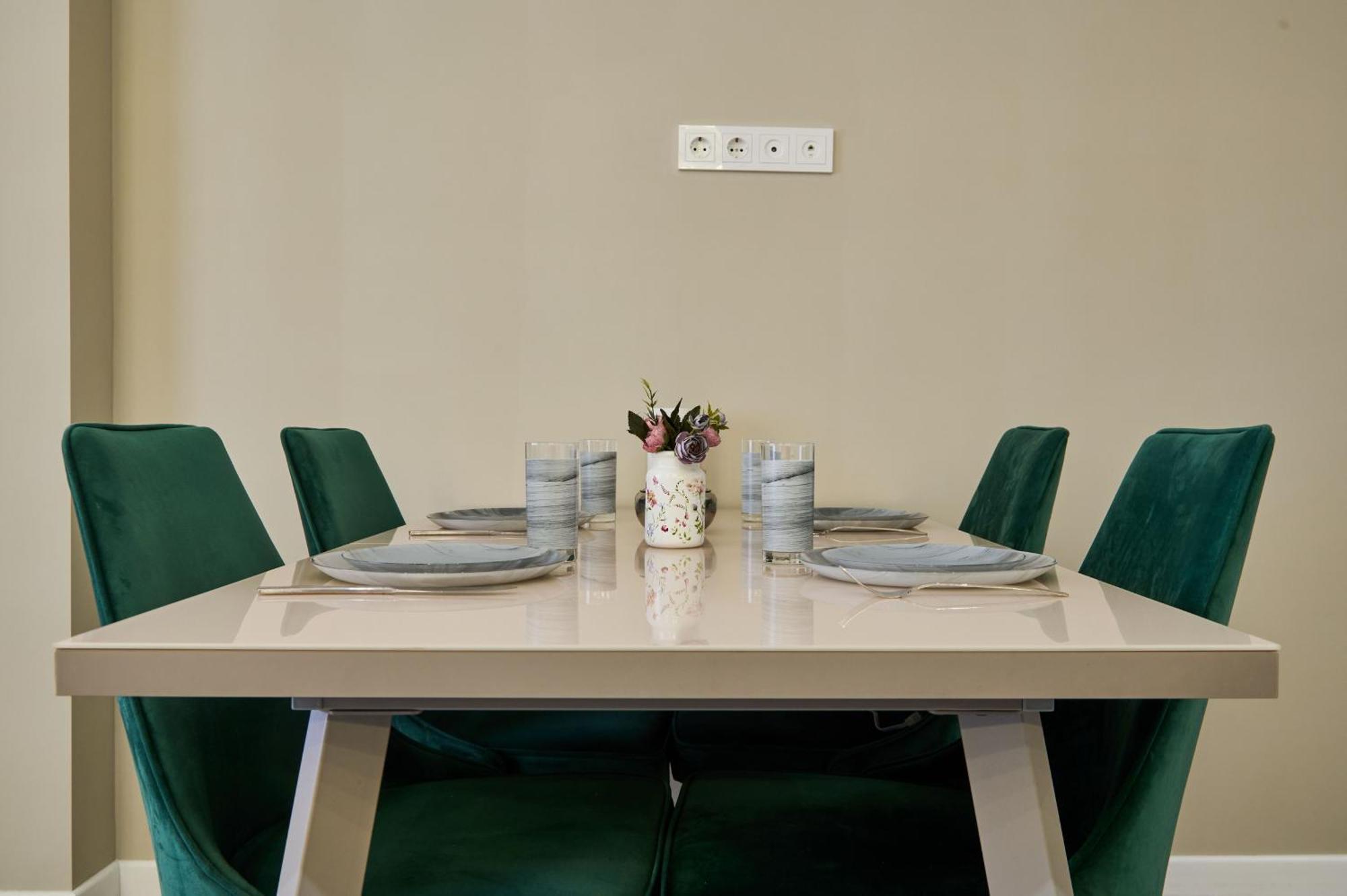Five Business-Class Rooms In R-House Near Mega Center Alma-Ata Exteriör bild